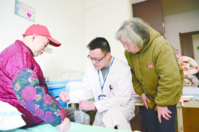 医生陈琳:每月义务上门为老人换导尿管
